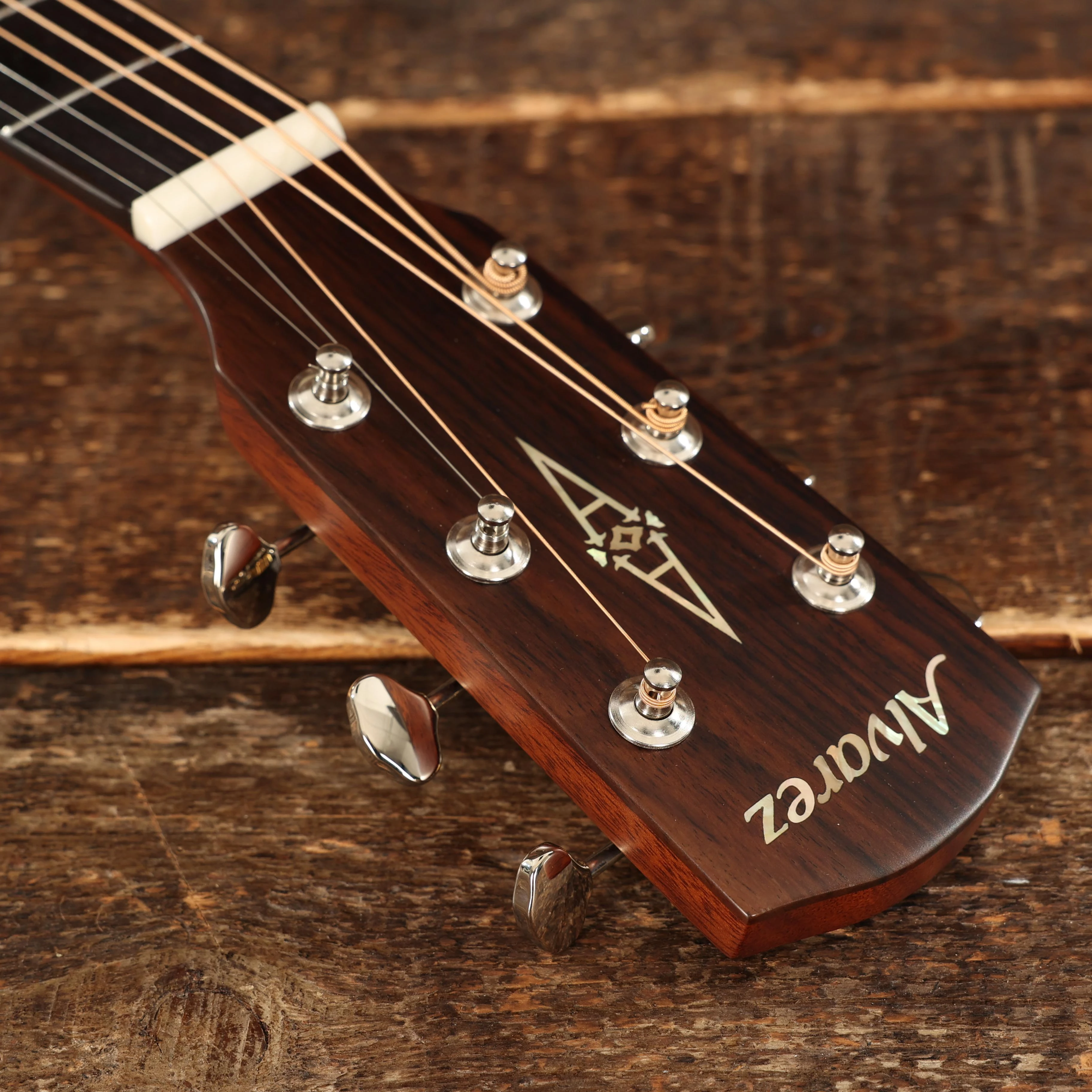 Alvarez Masterworks MDLT60 Delta Parlour Acoustic Guitar in Sunburst - MWDELTA00SB (13).jpg