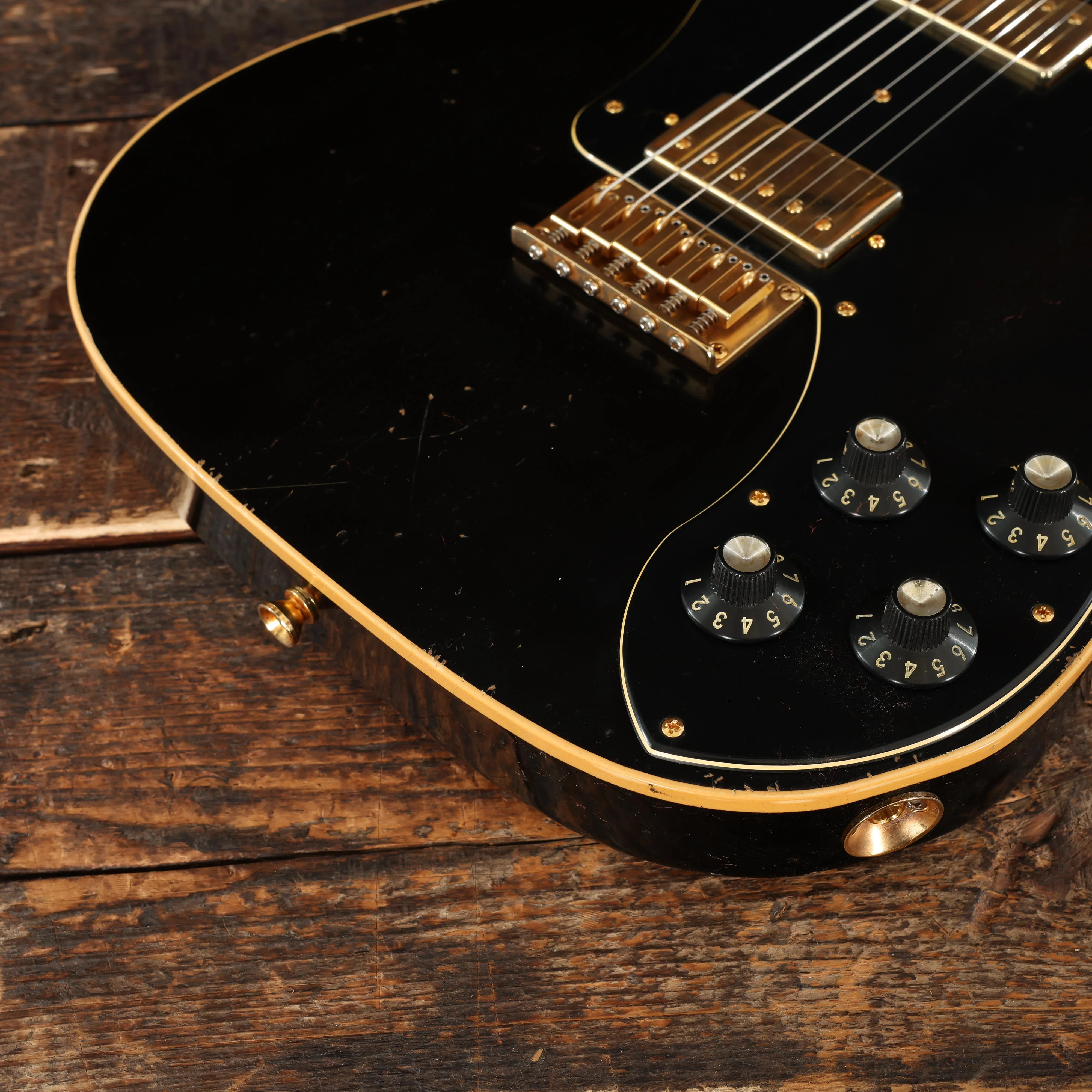 Shabat Lion Deluxe Electric Guitar in Bull Black, Light Aged - LION-DLX-BLK-AMC -  503 (10).JPG