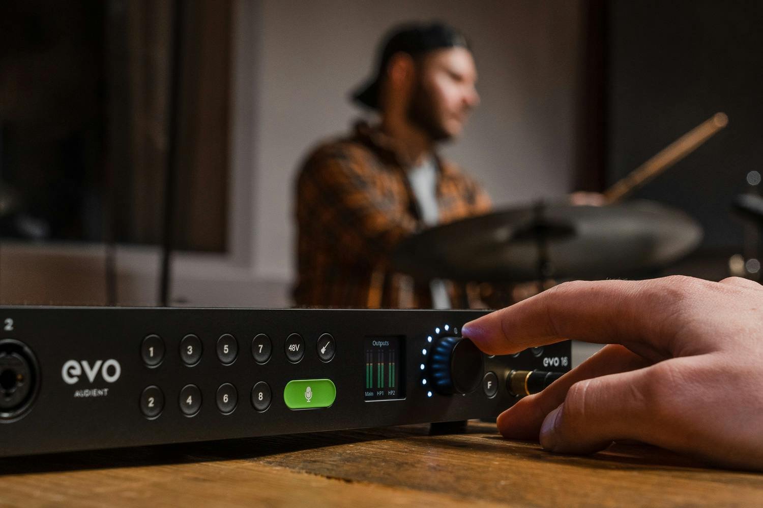 B Stock : Audient EVO 16 24-in 28-out USB-C Audio Interface - 014 - 513430-EVO 16 Lifestyle-1000px-7.jpg