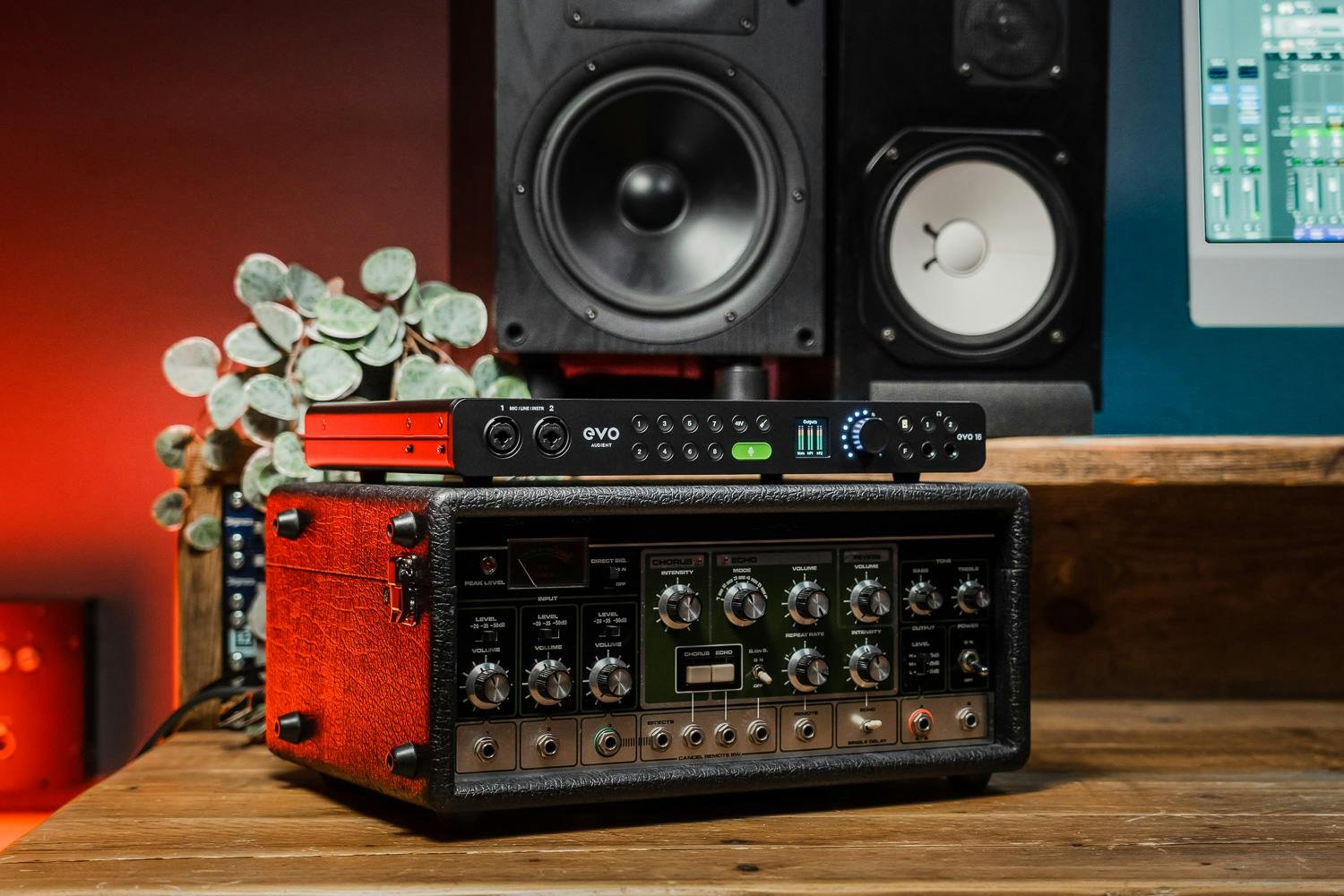 B Stock : Audient EVO 16 24-in 28-out USB-C Audio Interface - 014 - 513431-EVO 16 Lifestyle-1000px-8.jpg