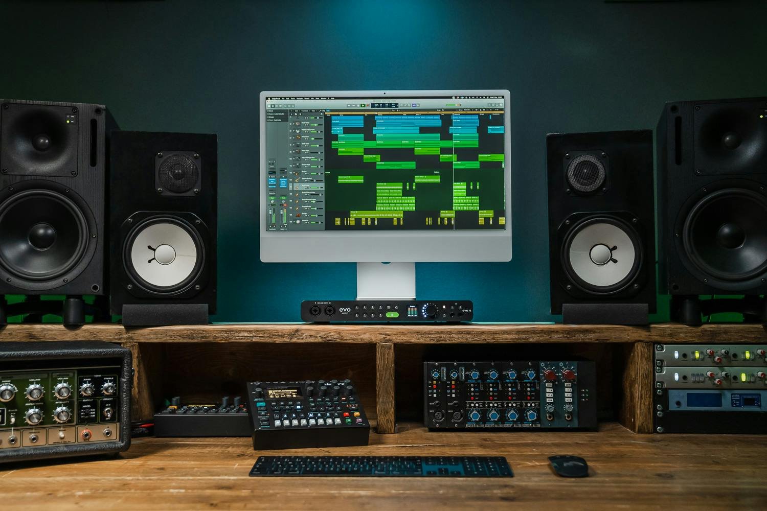 B Stock : Audient EVO 16 24-in 28-out USB-C Audio Interface - 014 - 513435-EVO 16 Lifestyle-1000px-12.jpg