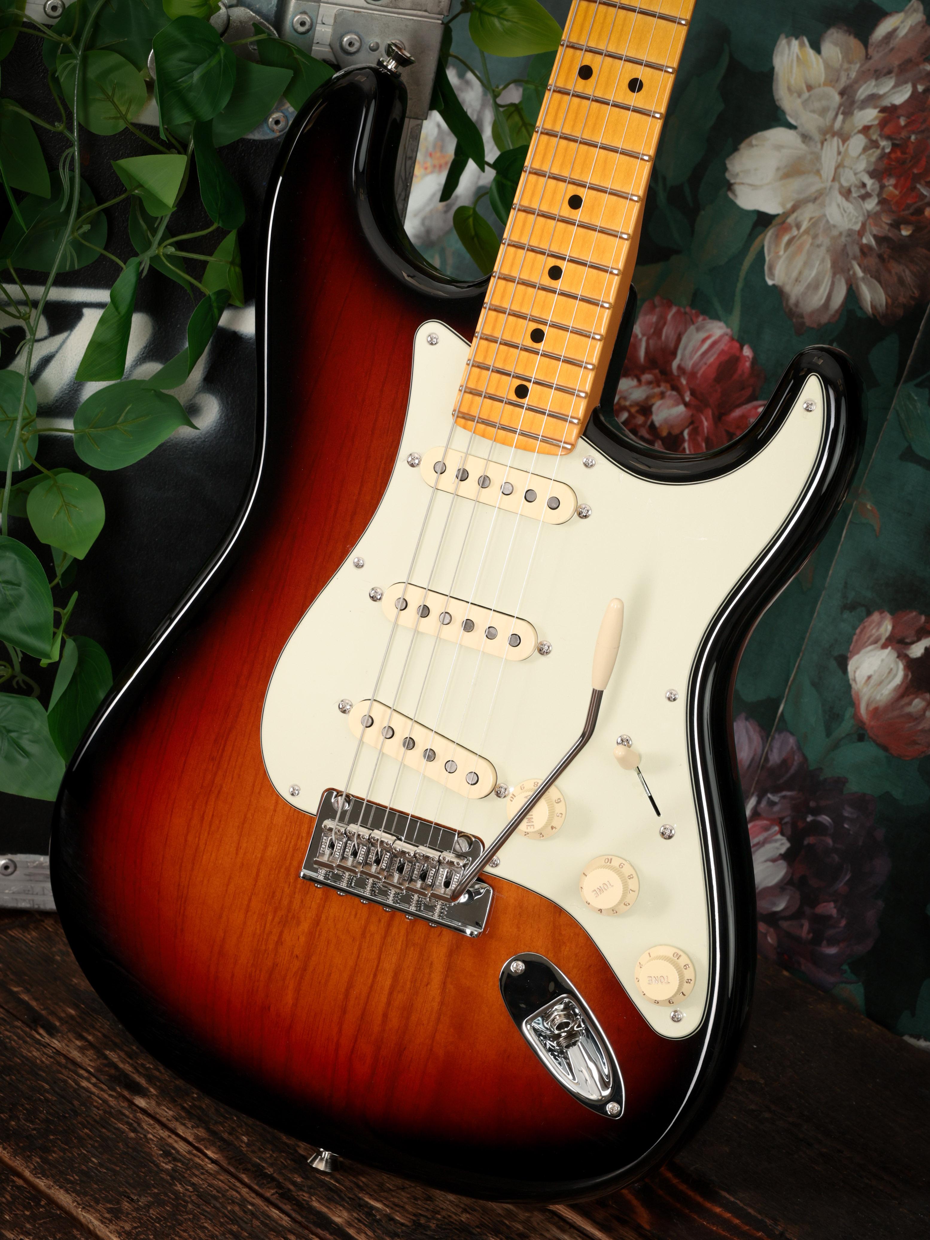 Fender Limited Edition American Professional II Stratocaster V in 3-Colour Sunburst - 0173902700  (12).jpg