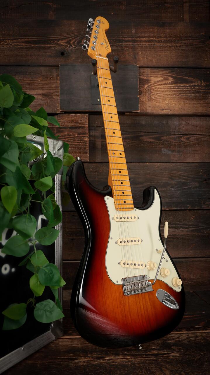 Fender Limited Edition American Professional II Stratocaster V in 3-Colour Sunburst - 0173902700  (13).jpg