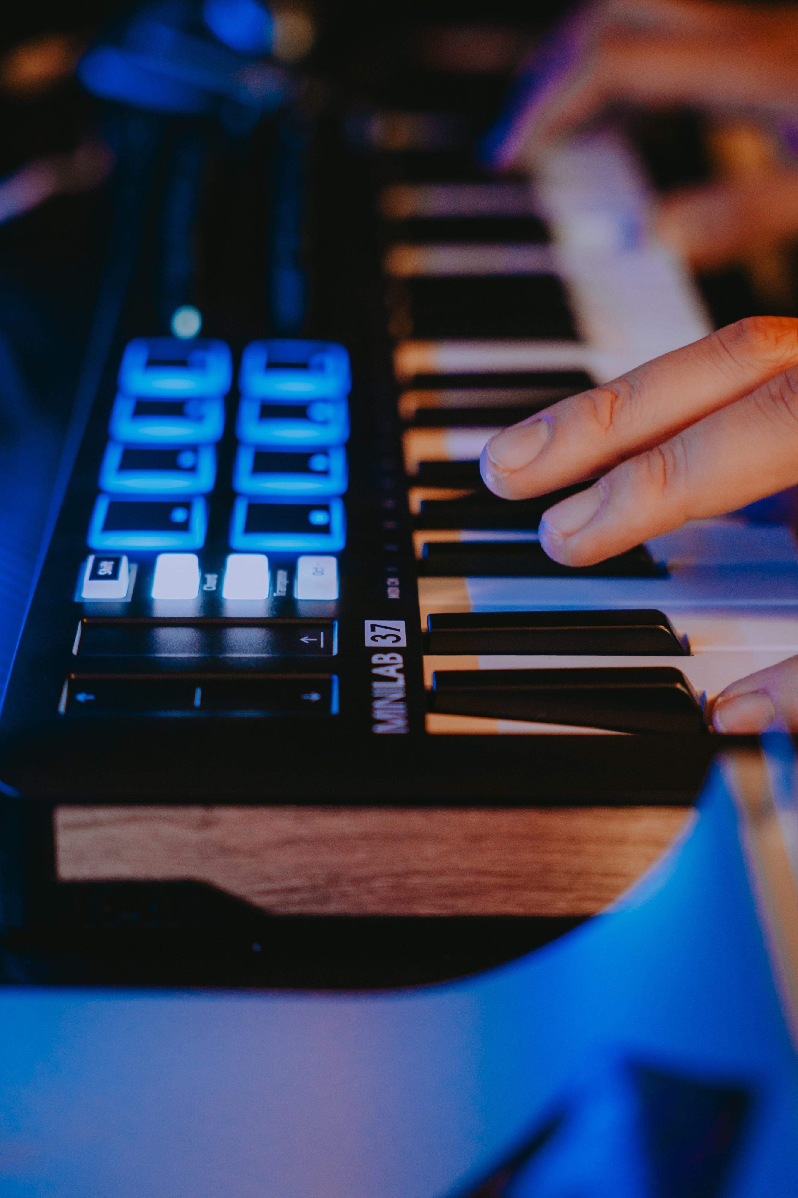 Arturia Minilab 37 MIDI Keyboard Controller In White - 231551 (10).jpg