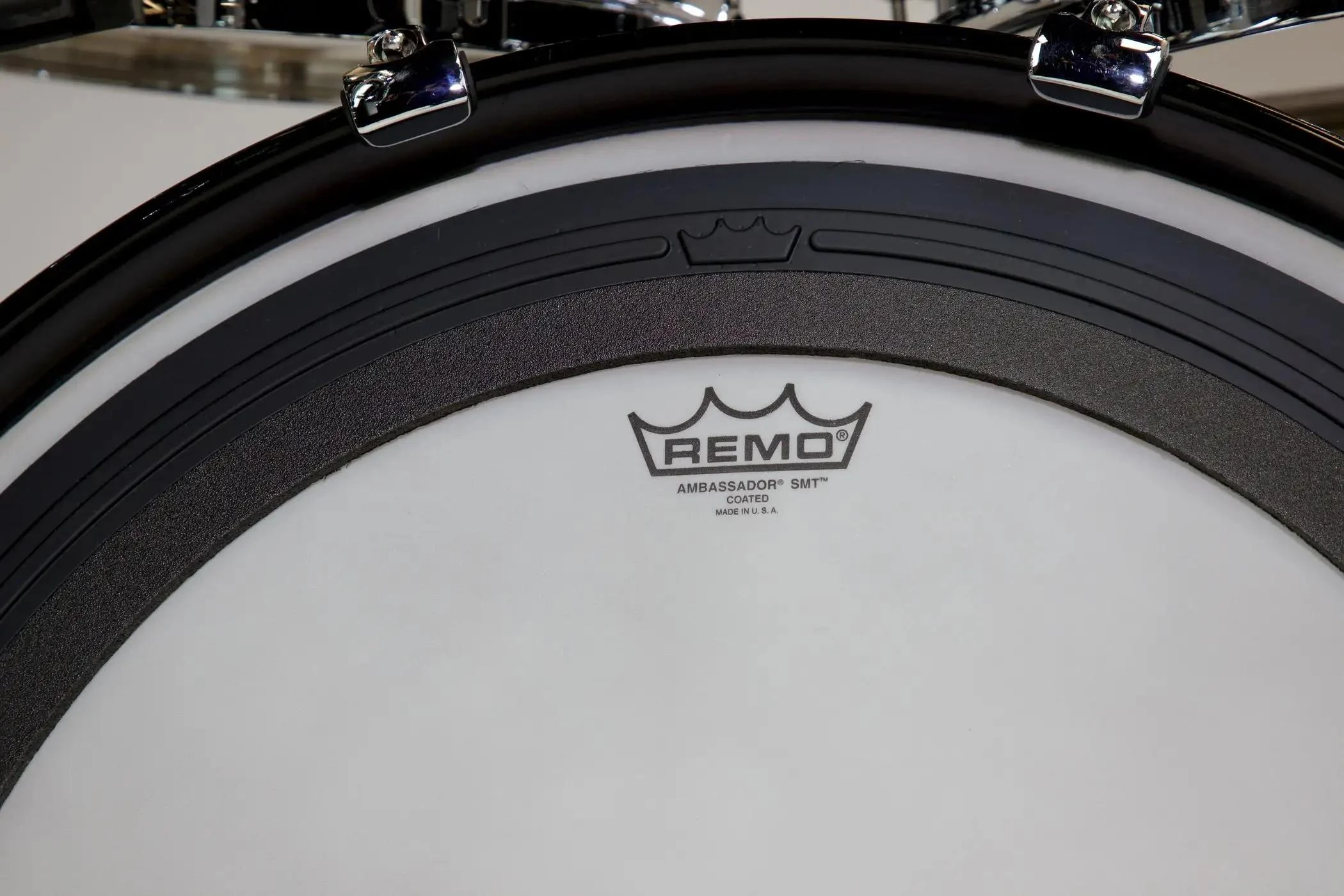 Remo, Ambassador SMT Coated Kick Ebony Drumhead, 18" - BR-1018-ES-SMT (4).jpg