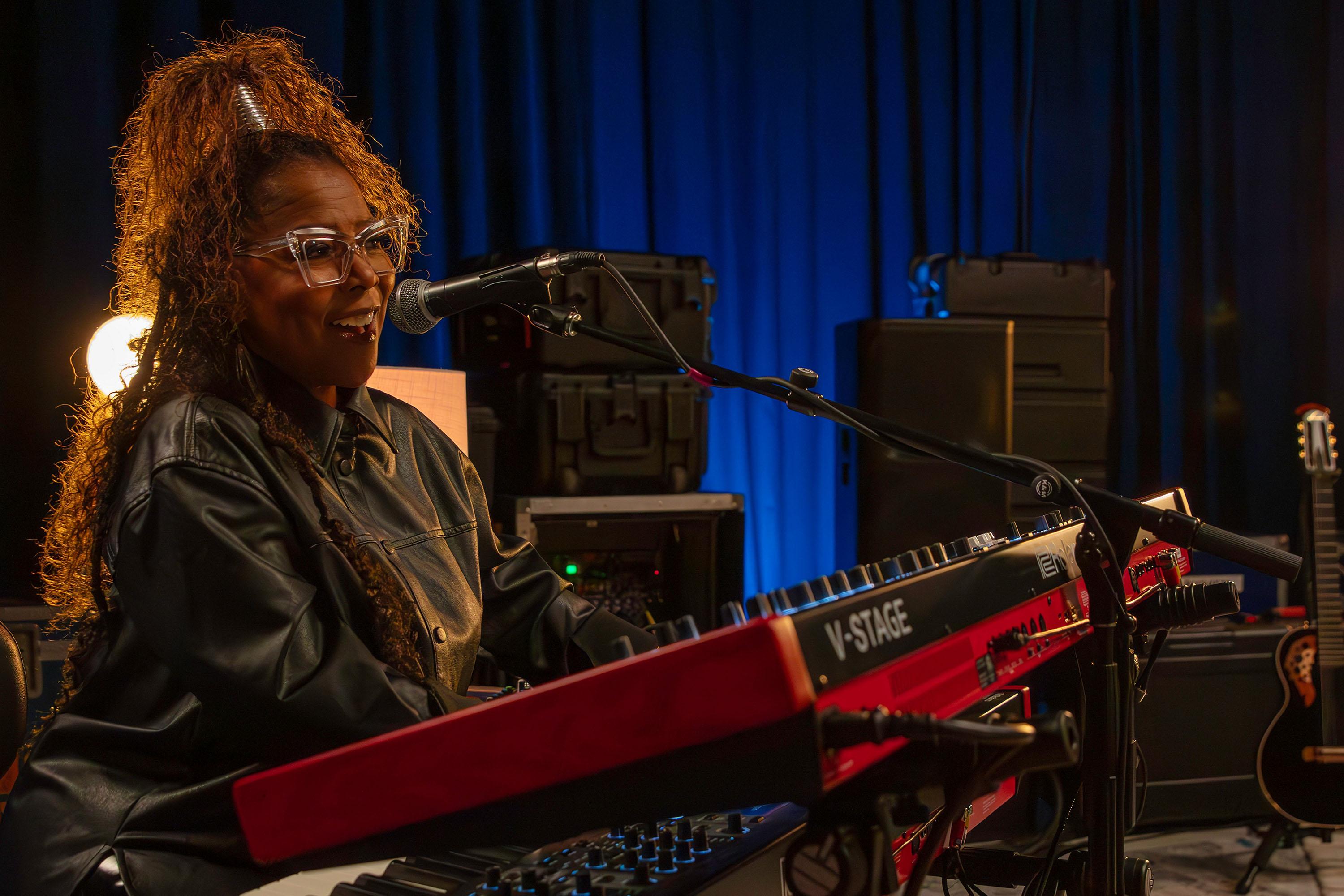 B Stock : Roland V-Stage 76 Performance Keyboard - 001 - V-Stage_Pro-Audio-Connectivity.jpg