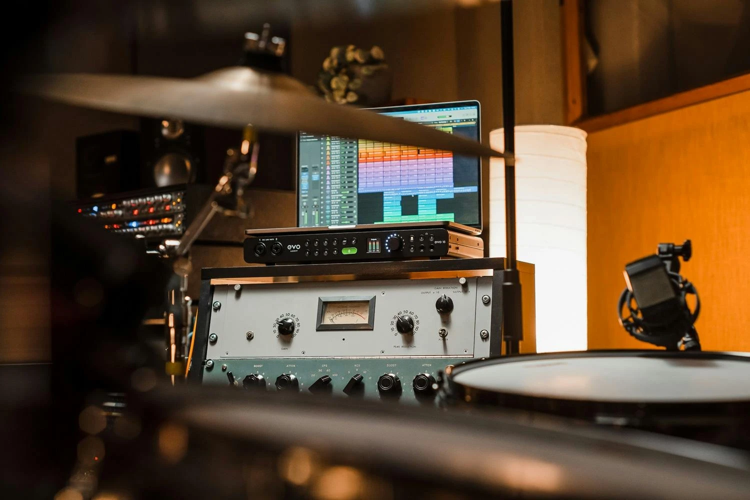 B Stock : Audient EVO 16 24-in 28-out USB-C Audio Interface - 019 - 513427-EVO 16 Lifestyle-1000px-4.jpg