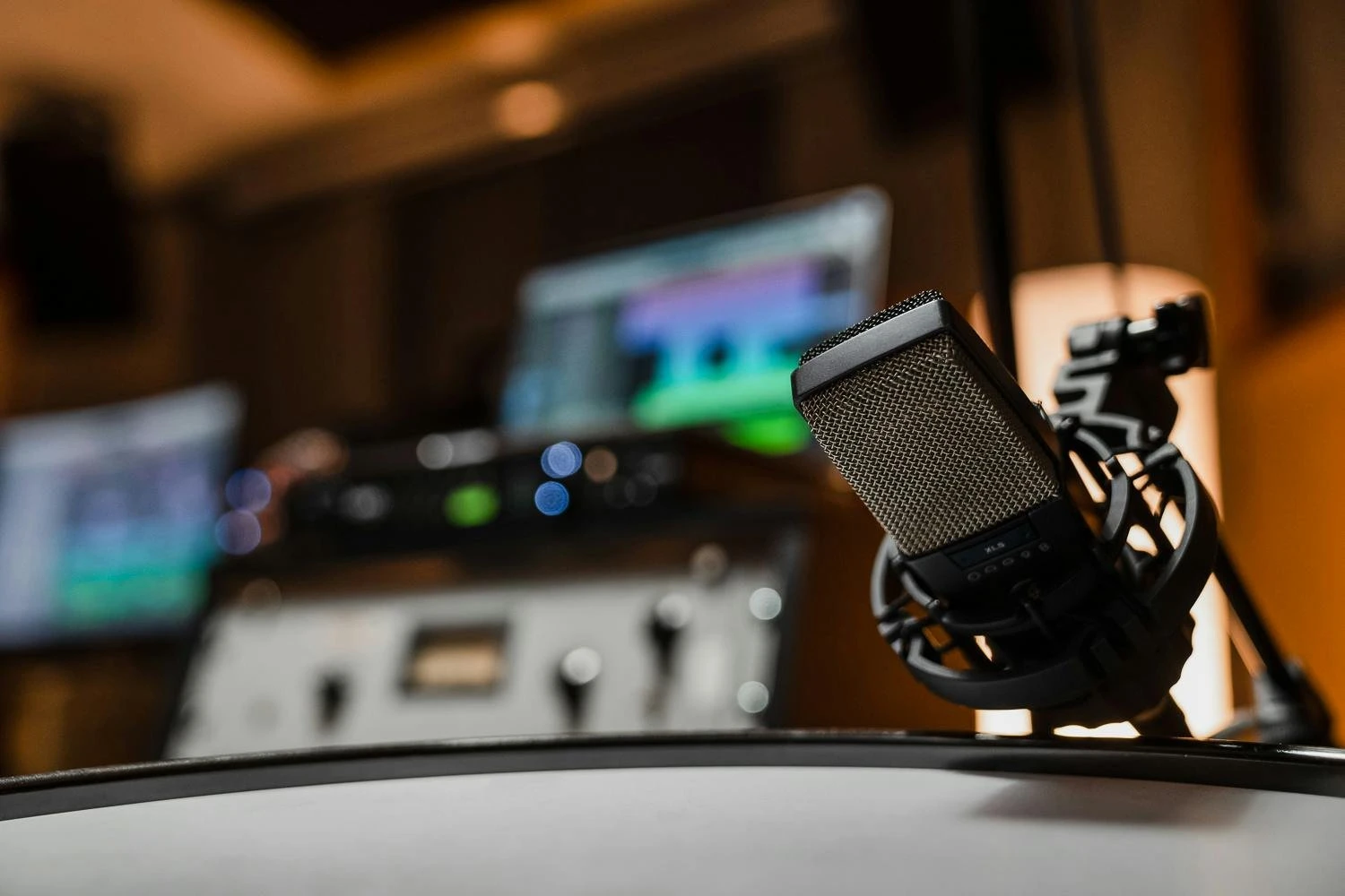 B Stock : Audient EVO 16 24-in 28-out USB-C Audio Interface - 019 - 513428-EVO 16 Lifestyle-1000px-5.jpg