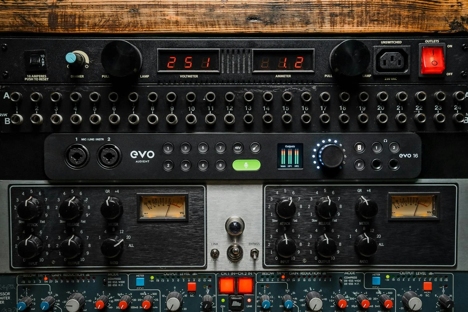 B Stock : Audient EVO 16 24-in 28-out USB-C Audio Interface - 019 - 513437-EVO 16 Lifestyle-1000px-14.jpg