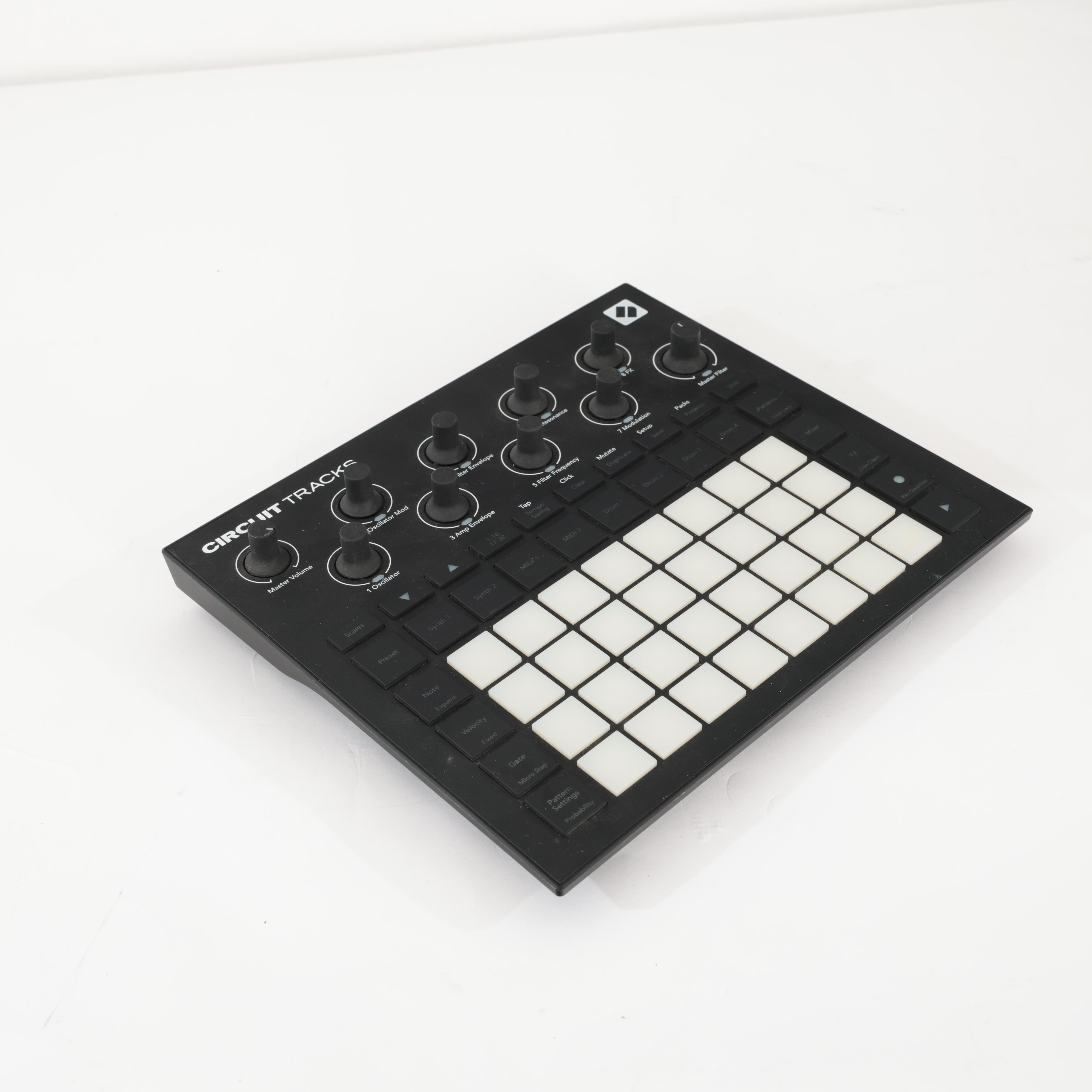 Second Hand Novation Circuit Tracks 820 - SH-204-1820 (4).jpg