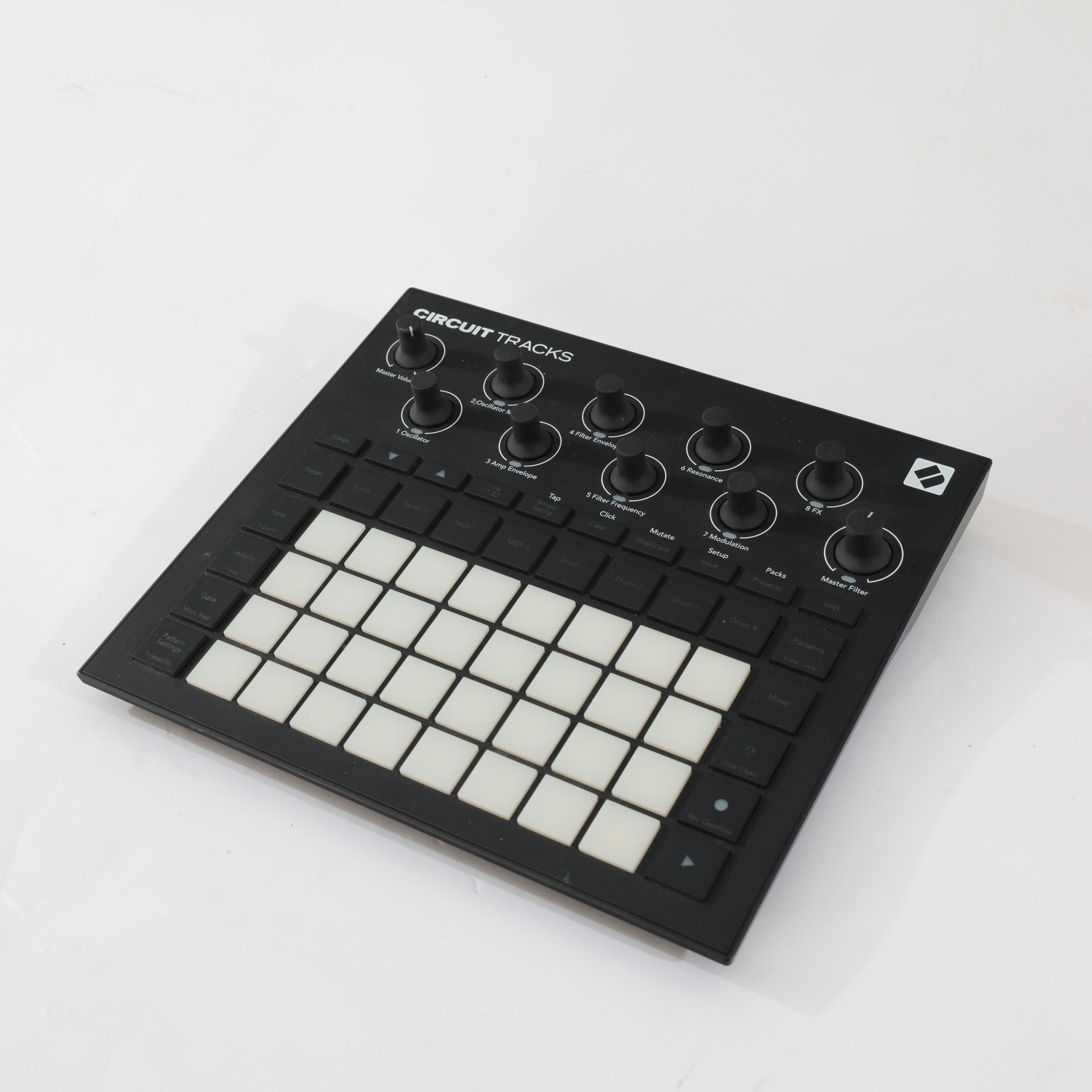 Second Hand Novation Circuit Tracks 820 - SH-204-1820 (3).jpg