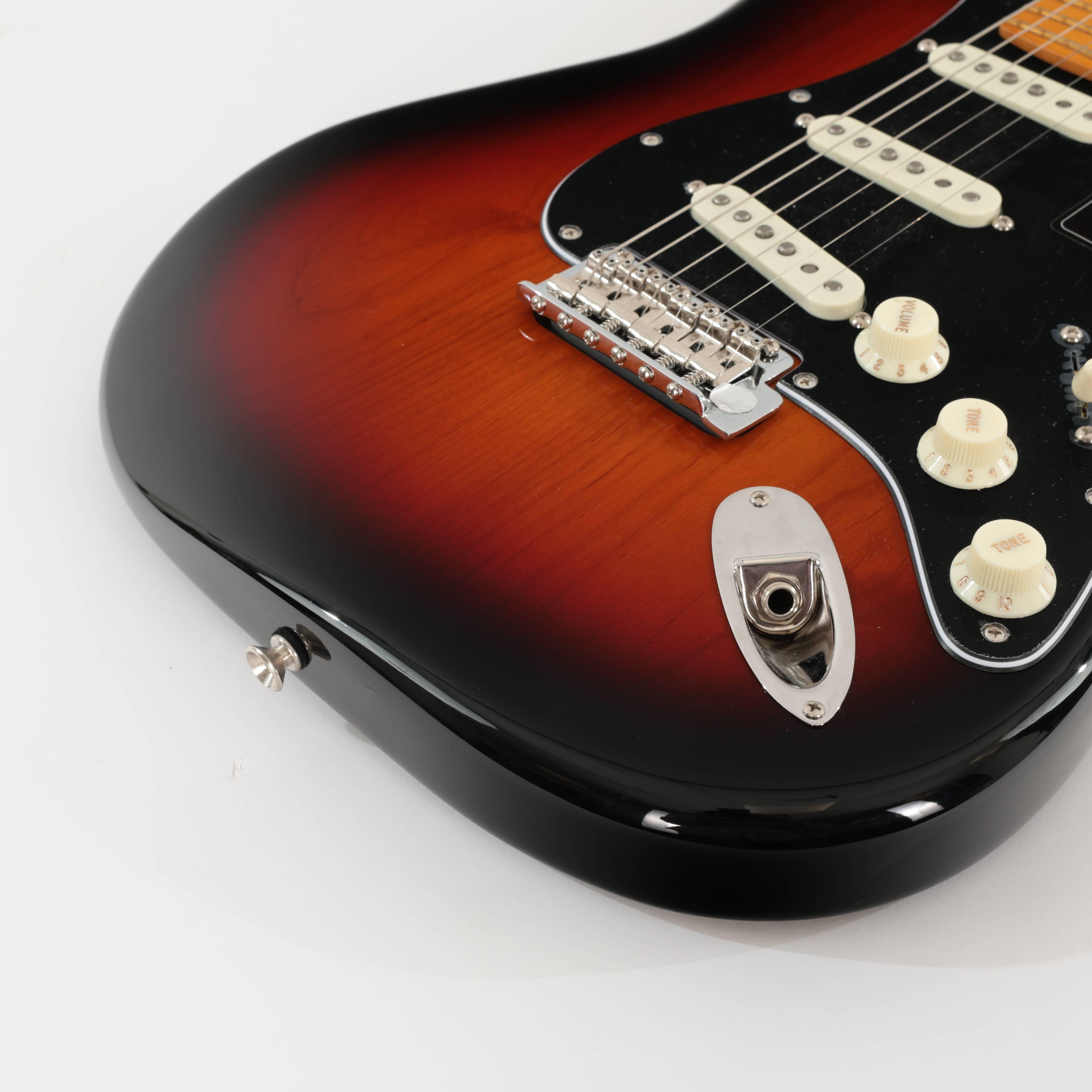 B Stock : Fender American Professional Classic Stratocaster in 3-Colour Sunburst - 001 - B-011494230-0001 (7).jpg