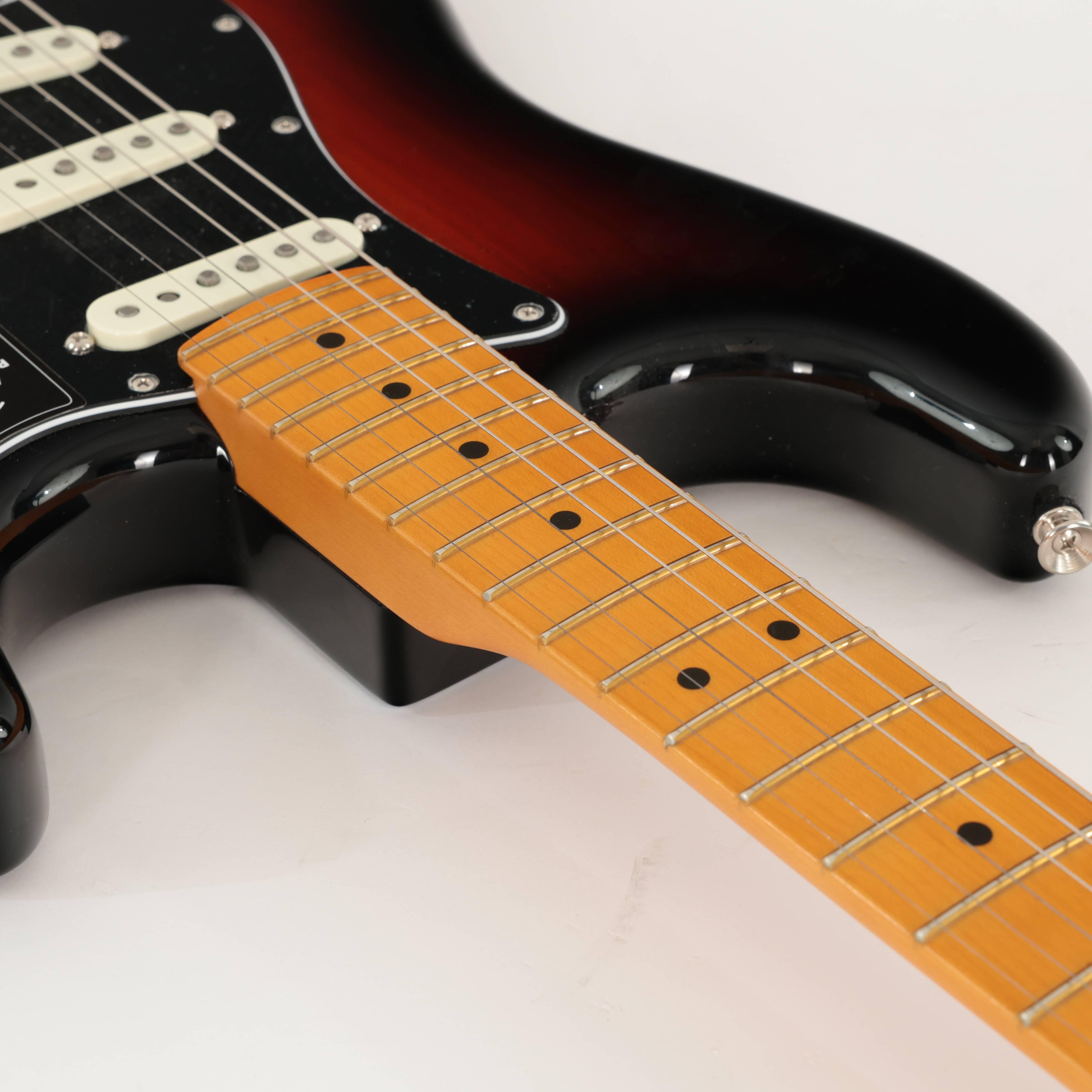 B Stock : Fender American Professional Classic Stratocaster in 3-Colour Sunburst - 001 - B-011494230-0001 (9).jpg