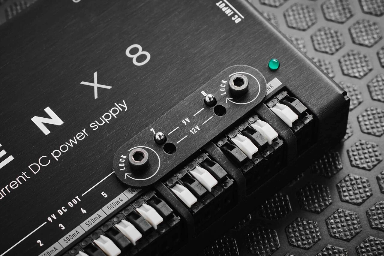 The GigRig GENX8 Isolated Pedal Power Supply Bundle with DC Cable Converter Set - imgi_10_Genx_8_06.jpg