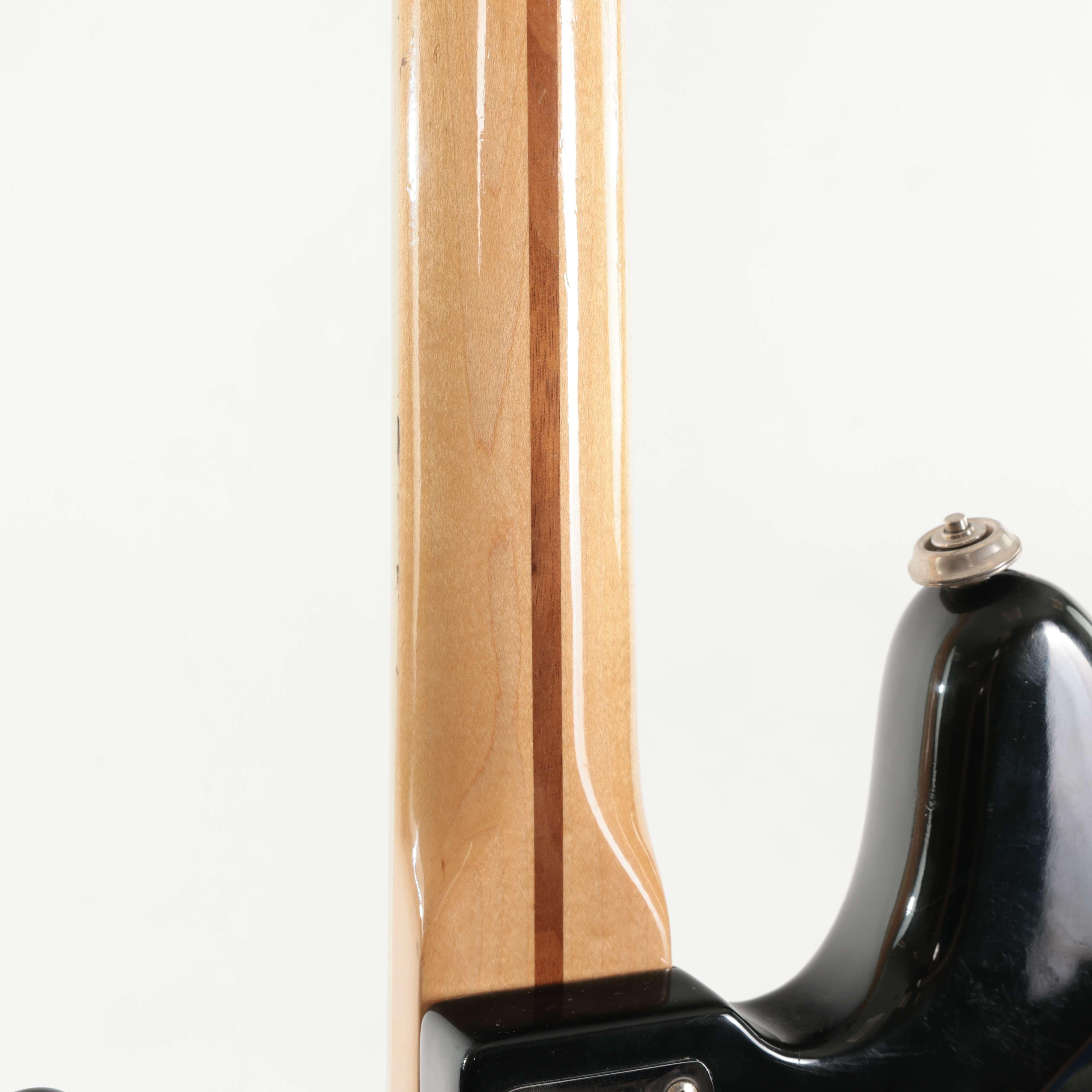 Second Hand 1976 Fender Jazz Bass Guitar Maple Neck In Black With Non-Original Hardcase 652 - SH-241-6652 (7).jpg