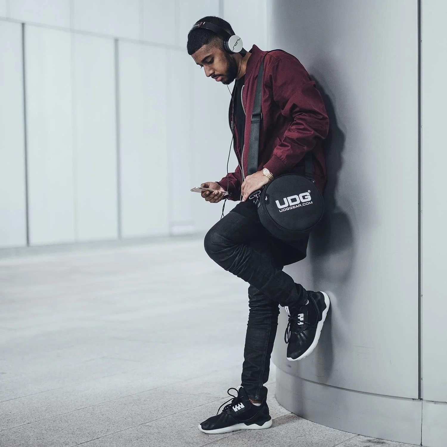 UDG Ultimate DIGI Headphone Bag in Black - U9950BL (2).jpg