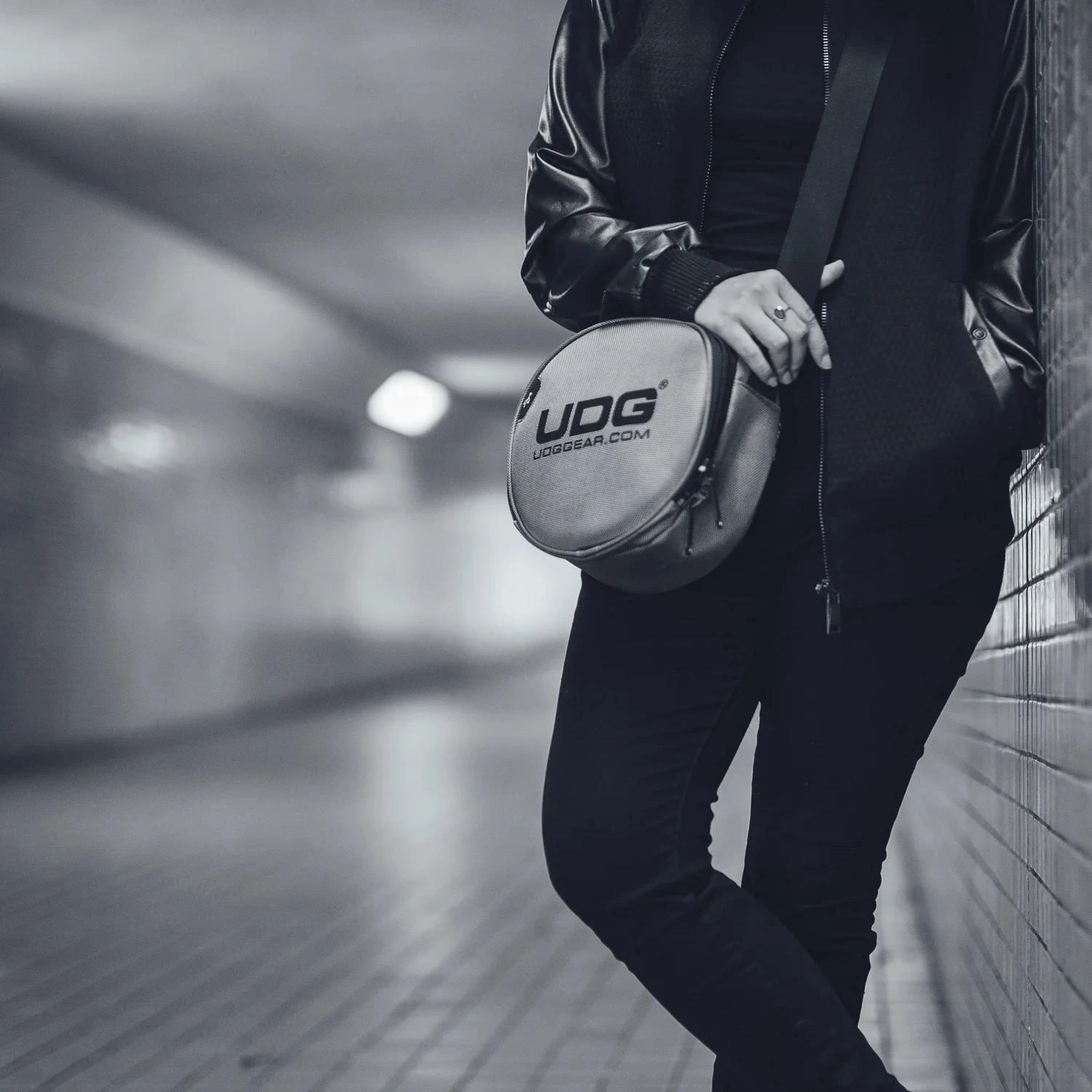 UDG Ultimate DIGI Headphone Bag in Silver - U9950SL (2).jpg