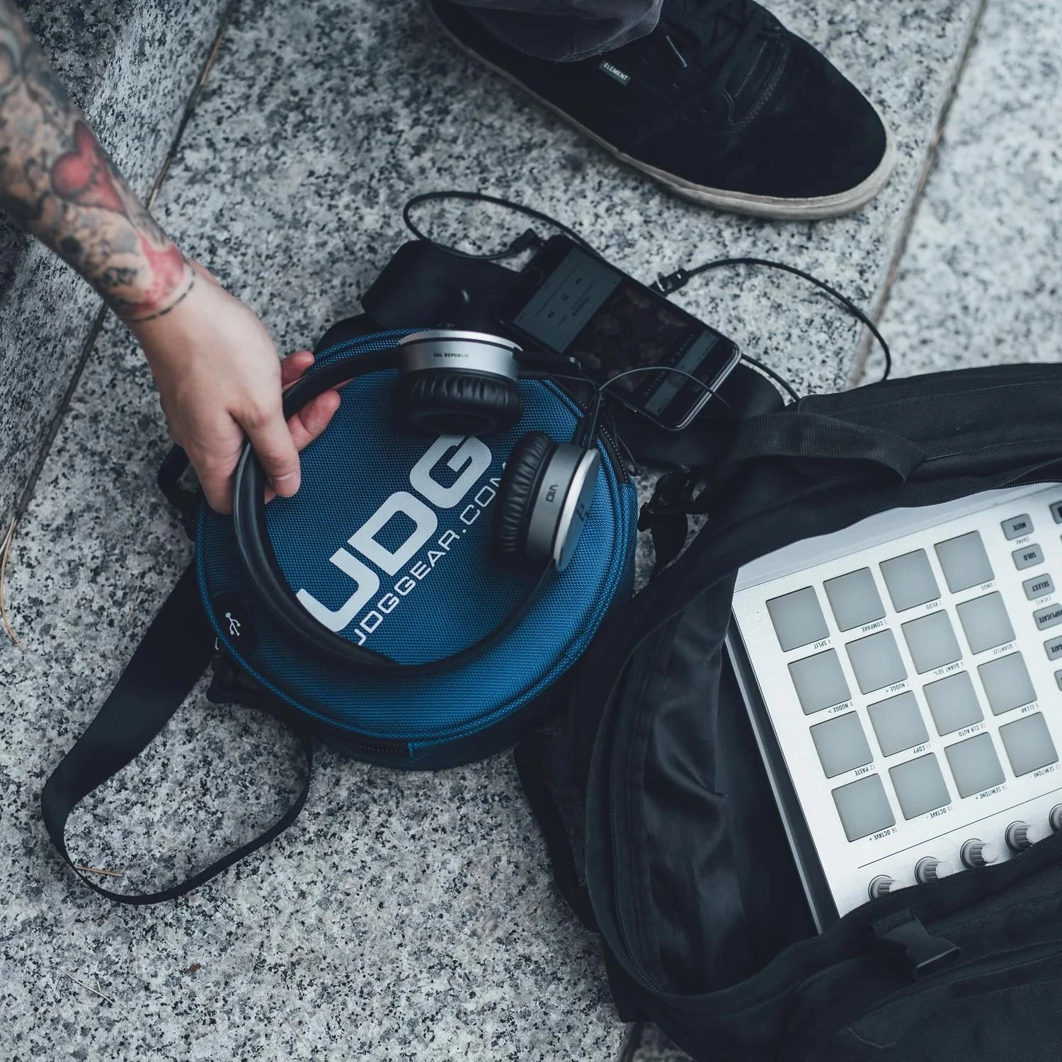  UDG Ultimate DIGI Headphone Bag in Dark Blue - U9950DB (4).jpg