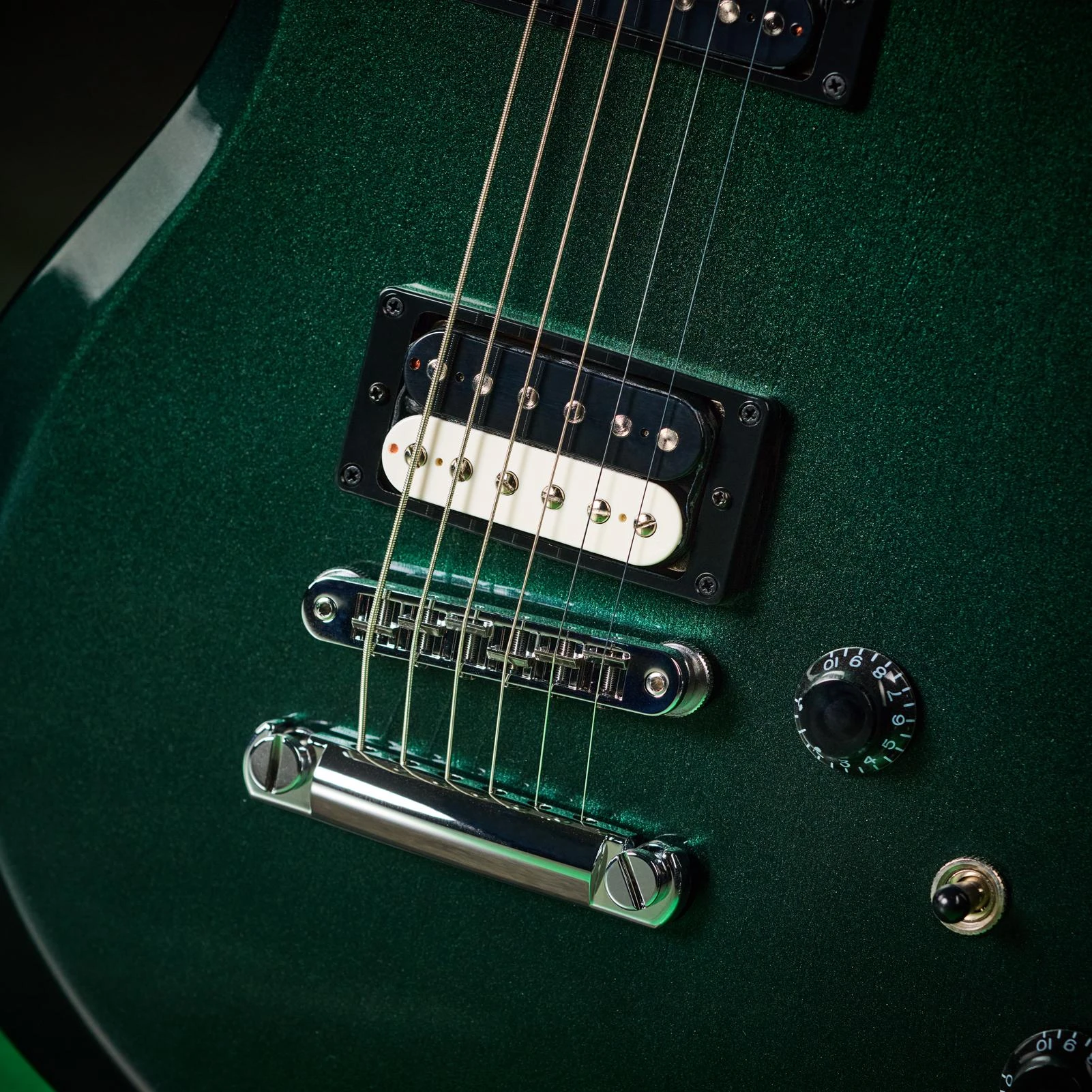 Gibson Victory Baritone Electric Guitar in British Racing Green - VICB00BGCH1-Beauty-Bridge.jpg