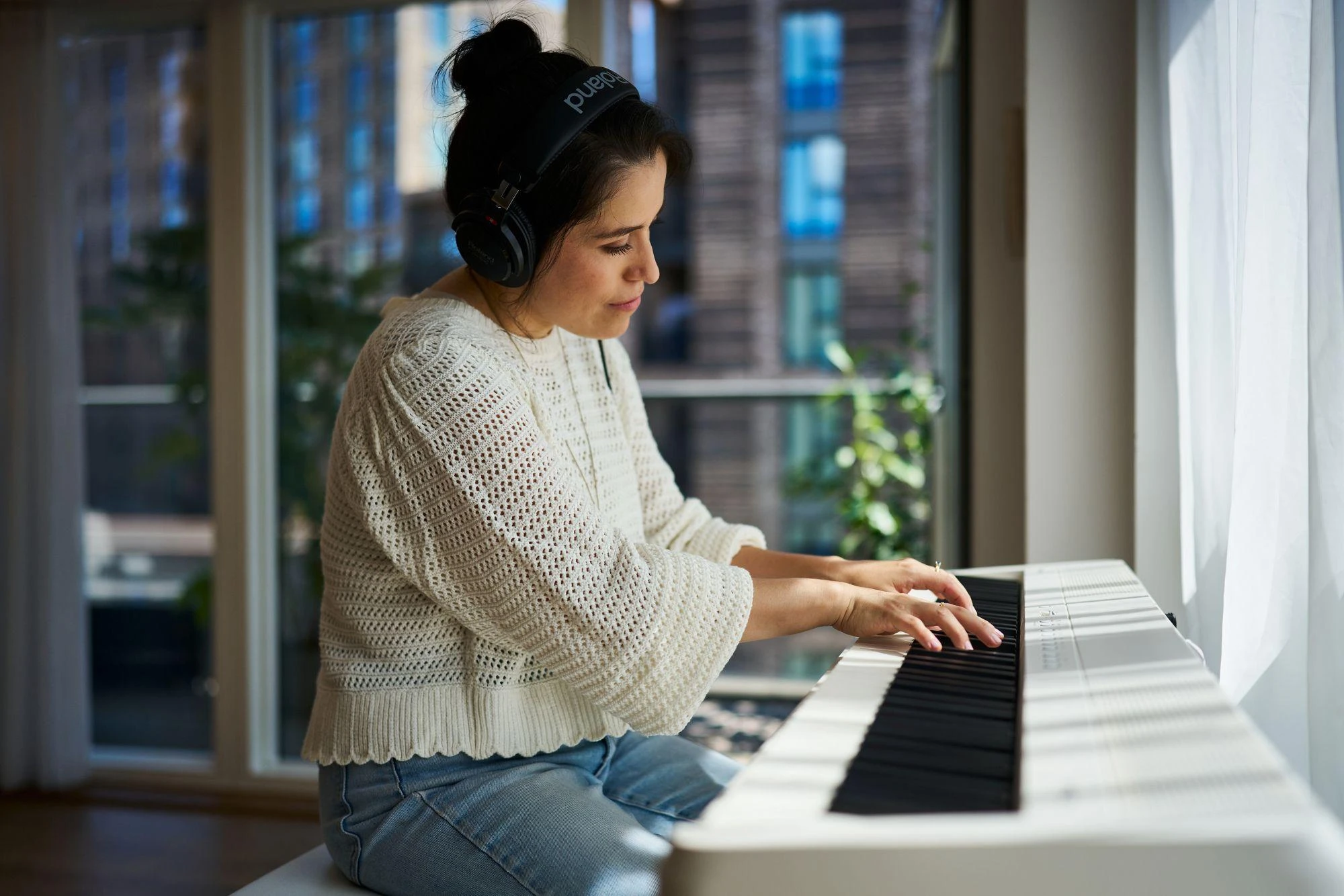Roland FP-40 Digital Piano In White - FP-40-WH_loc3_267-PressDealersJPG.jpg