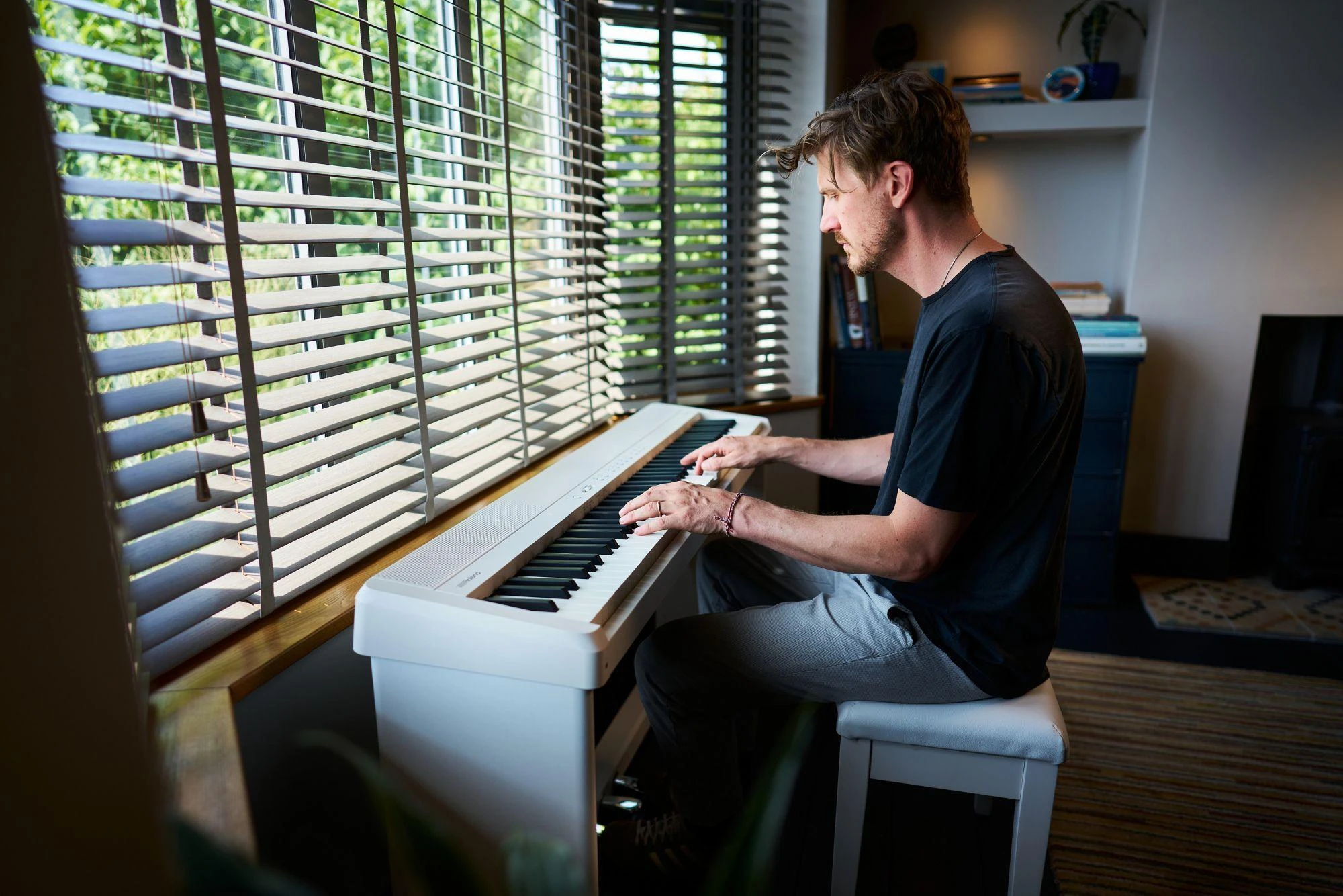 Roland FP-40 Digital Piano In White - FP-40-WH_loc1_39-PressDealersJPG.jpg