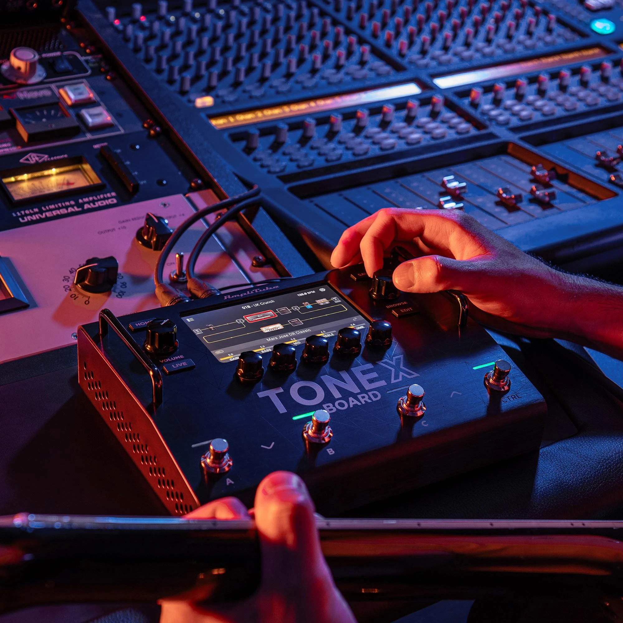 IK Multimedia TONEX Board Bundle With TONEX FRFR Cab - TONEX-BOARD-Studio.jpg
