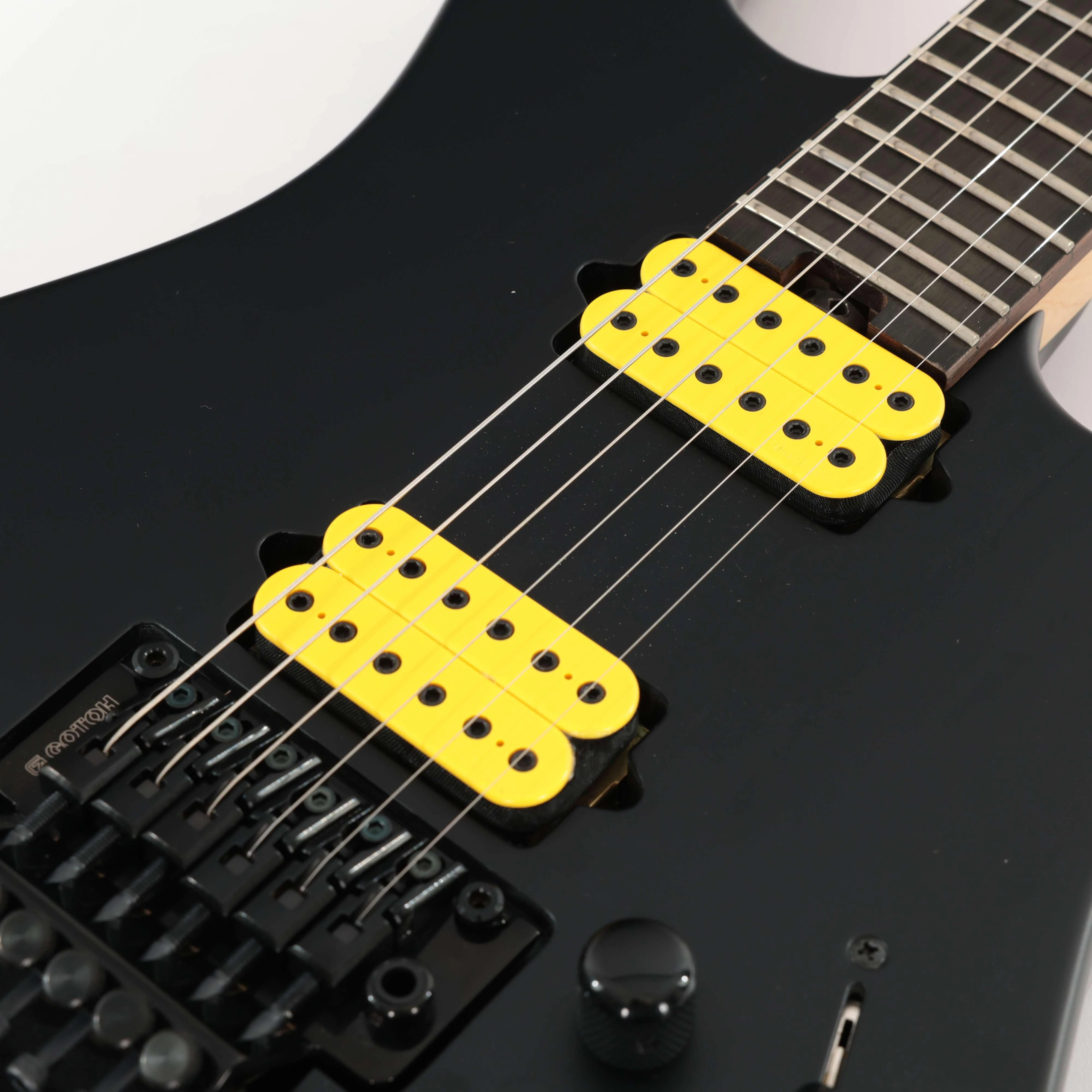 B Stock : Jackson MJ Series Dinky in Stealth with Yellow Pickups - 002 - B-290401180-0002 (7).jpg