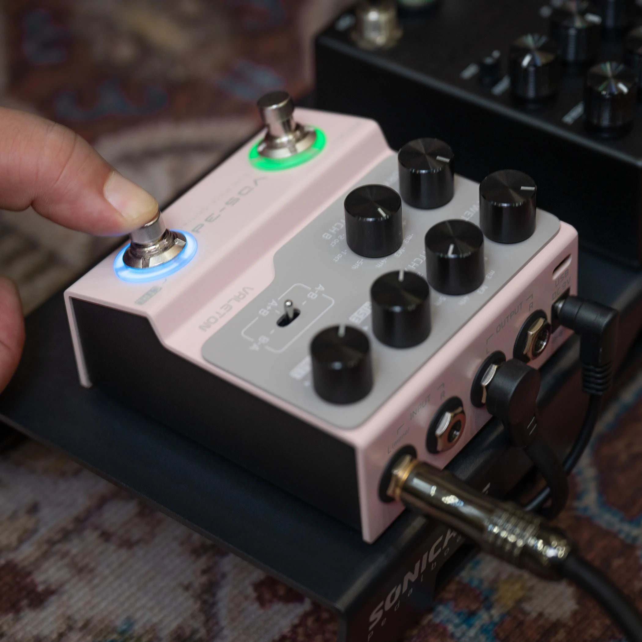 Valeton VDS-3d Dual Pitch-Shifter Pedal - VDS-3D-Lifestyle.jpg