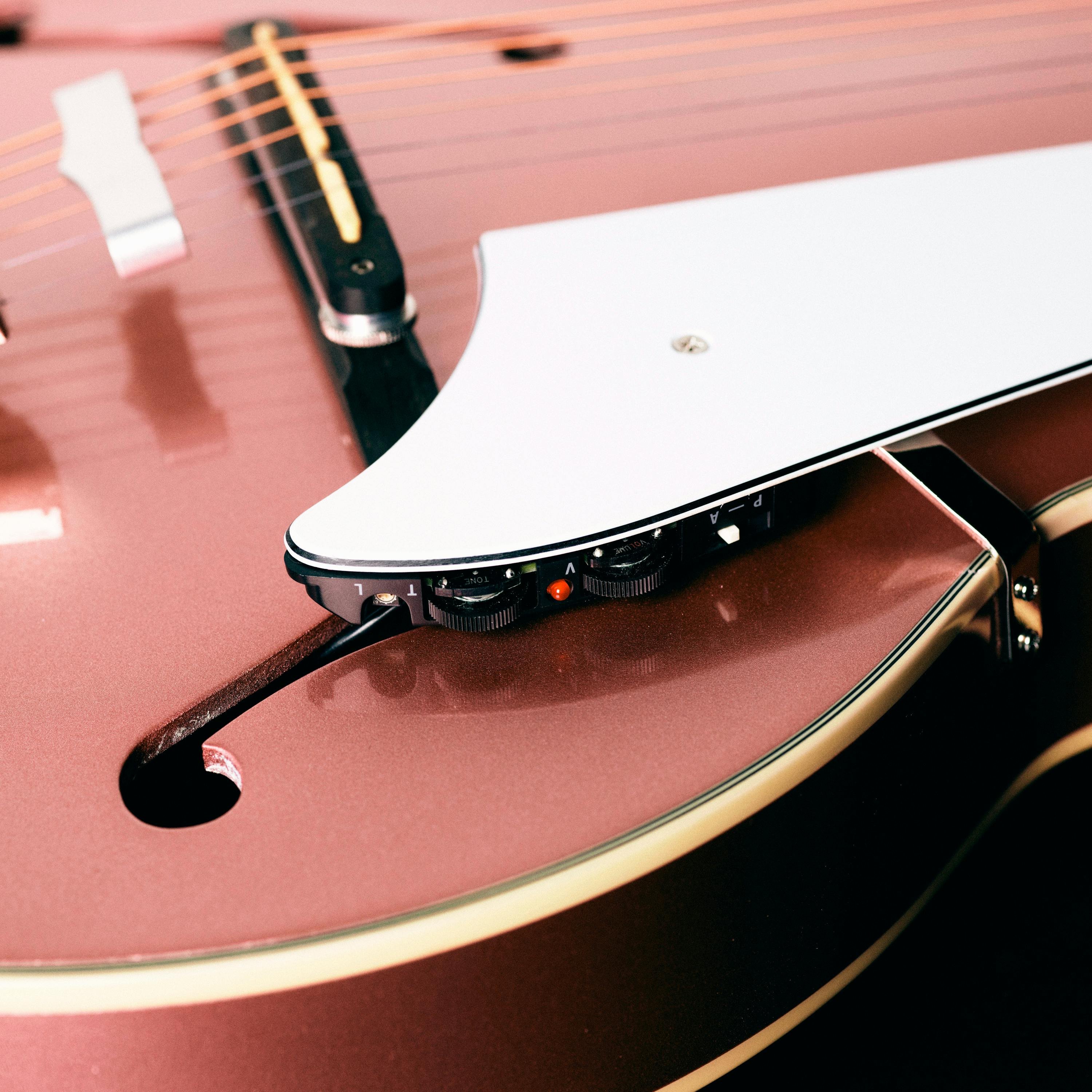 Vox Giulietta VGA-5TPS Electro Acoustic Archtop Guitar in Pearl Rose - VGA-5TPS-PR-Vox-Giulietta-VGA-5TPS-Pearl-Rose-Controls.jpg