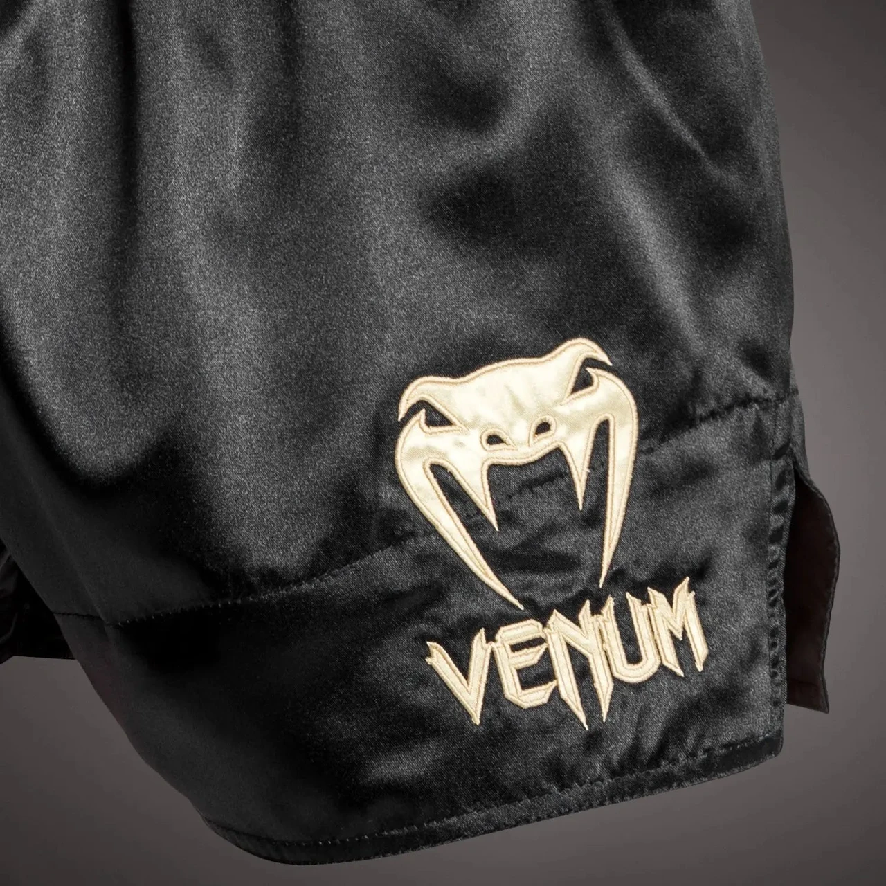 Venum Classic Muay Thaï Short Red/Black/Gold
