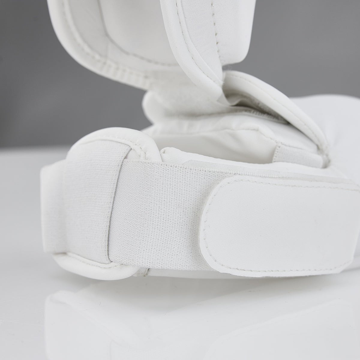 Century Punok White Shin In-Step
