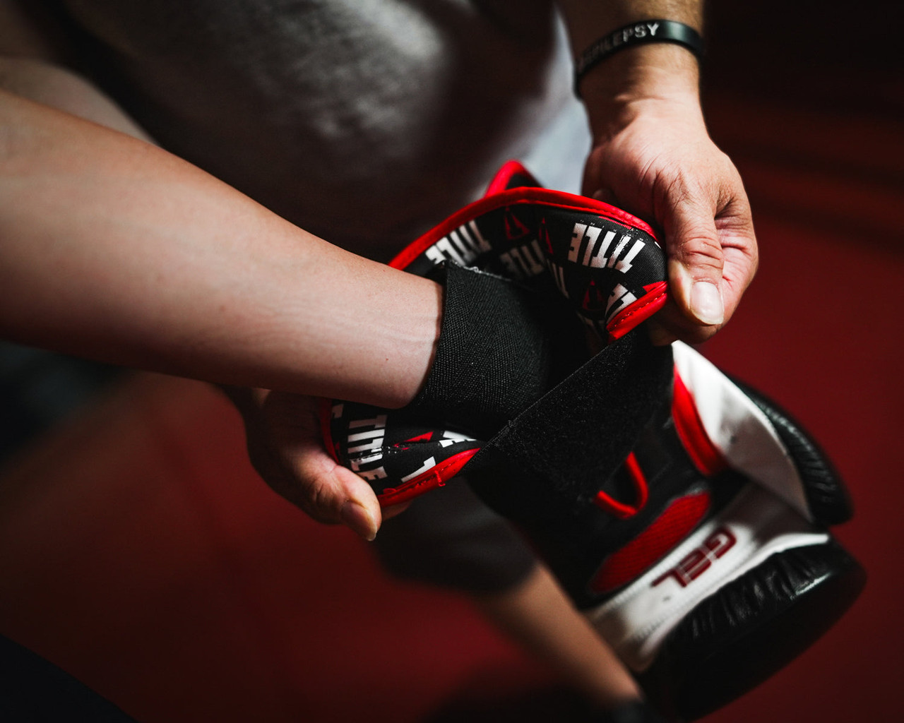 TITLE Boxing Gel Generation Leather Bag Boxing Gloves