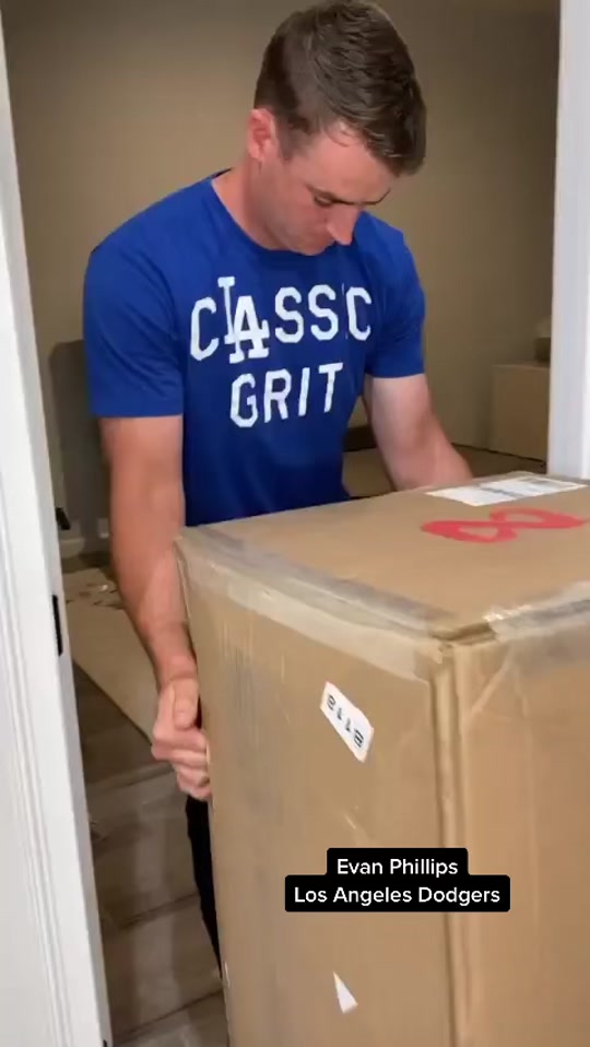 LA Dodgers Picther Evan Phillips shows us how he recovers after a long day on the field 💪🚀⚾️