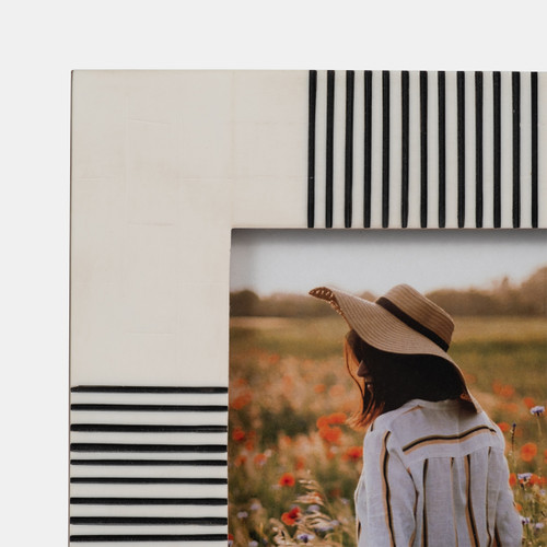 16851#Resin, 4x6 Abstract Photo Frame, Black/white