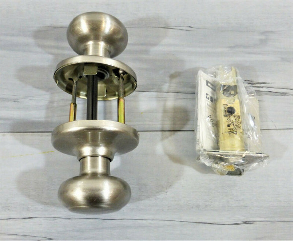 Kwikset Cove Satin Nickel Passage Hall/Closet Door Knob Set of 2 *New* Kwikset Cove Satin Nickel Passage Hall/Closet Door Knob Set of 2 *New*