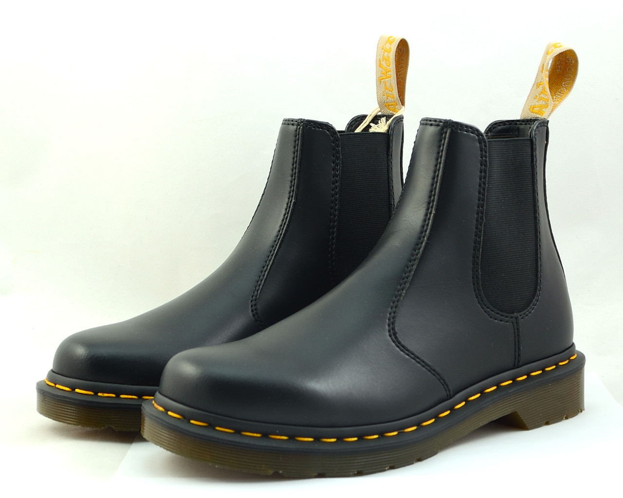 Ботинки без шнурков. Dr Martens Челси мужские. Мартинсы Челси. Челси доктор Мартинс женские. Dr Martens Челси зимние.