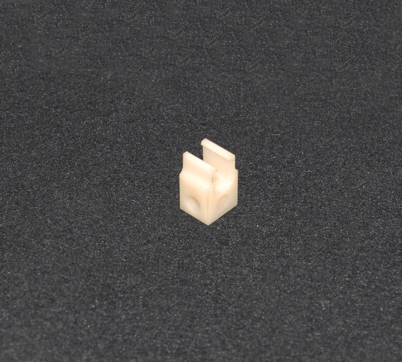 Guide Headrest Front Seat (UB17768)