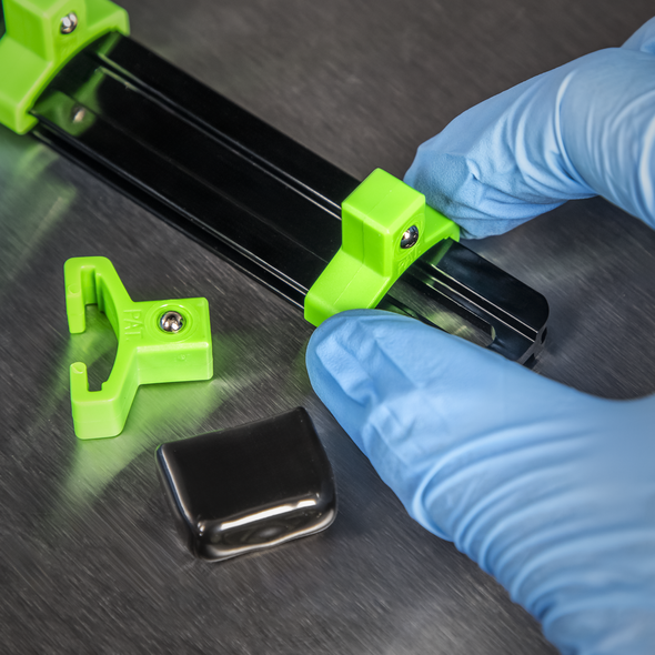 AK27053HV_ACT_REMOVING_CLIP