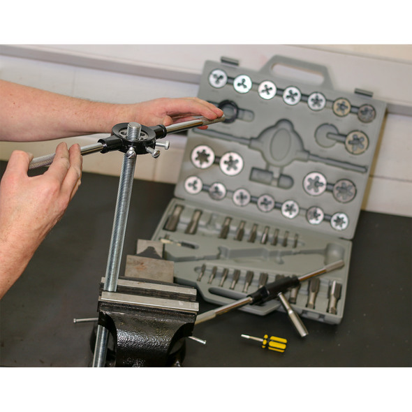 AK303.V2_ACT_THREADING_ROD_IN_VICE_PIC2