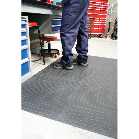 MIC1218_ACT_AT_WORKBENCH_CLOSE_UP_PIC2