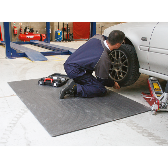 MIC1218_ACT_REMOVING_CAR_WHEEL