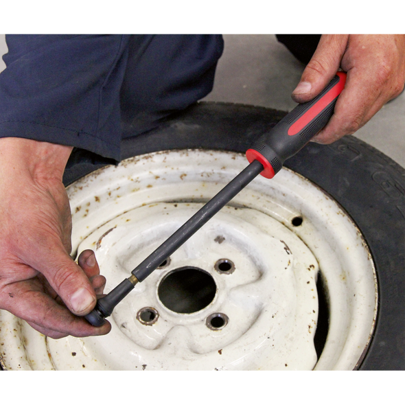 TSTVRK_ACT_SCREWING_VALVE_ONTO_INSERT_TOOL_PIC2