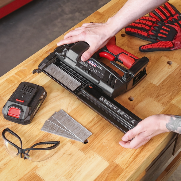 CP20VNG_ACT_LOADING_MAGAZINE