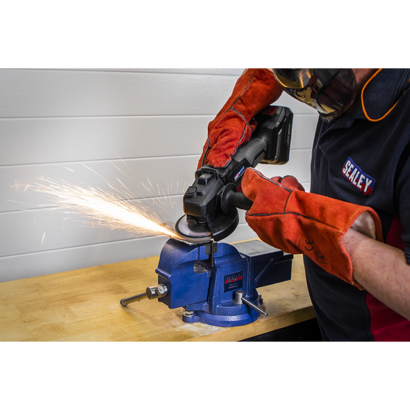 FD11540E_ACT_IN_USE_PIC3