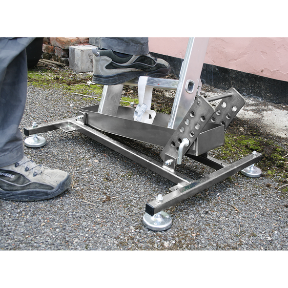 LAD001_ACT_SUPPORTING_LADDER