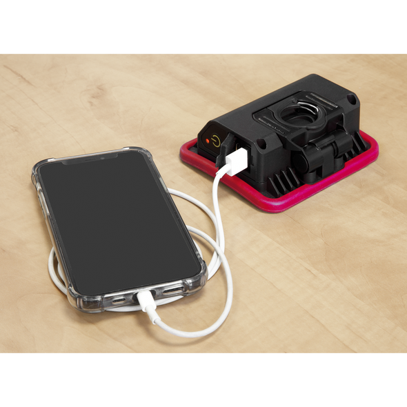 LED1000PB_ACT_CHARGING_PHONE