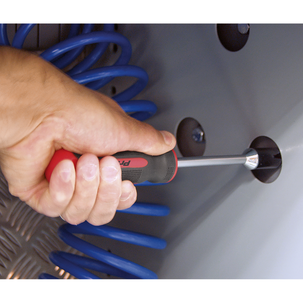 AK4911_ACT_UNSCREWING_BOLTS