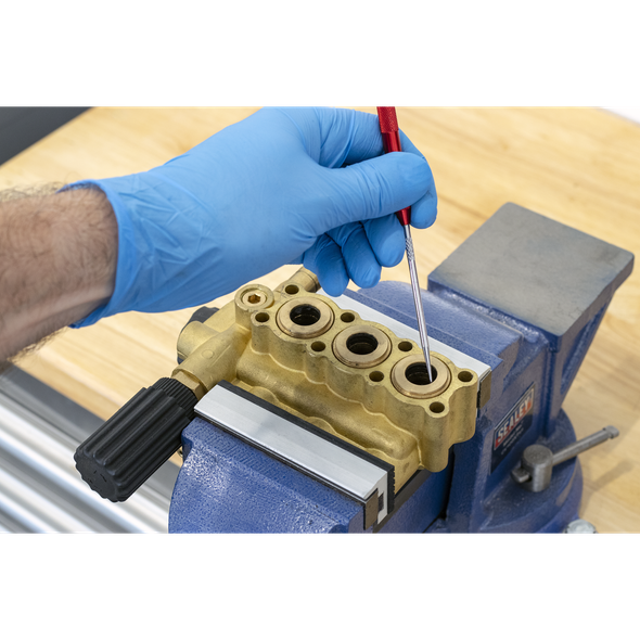 AK522.V4_ACT_IN_USE_PIC1