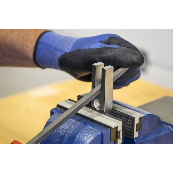 AK5733_ACT_IN_USE_CLOSE