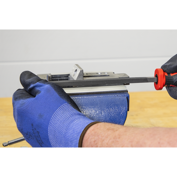 AK5733_ACT_IN_USE_CLOSE_PIC3